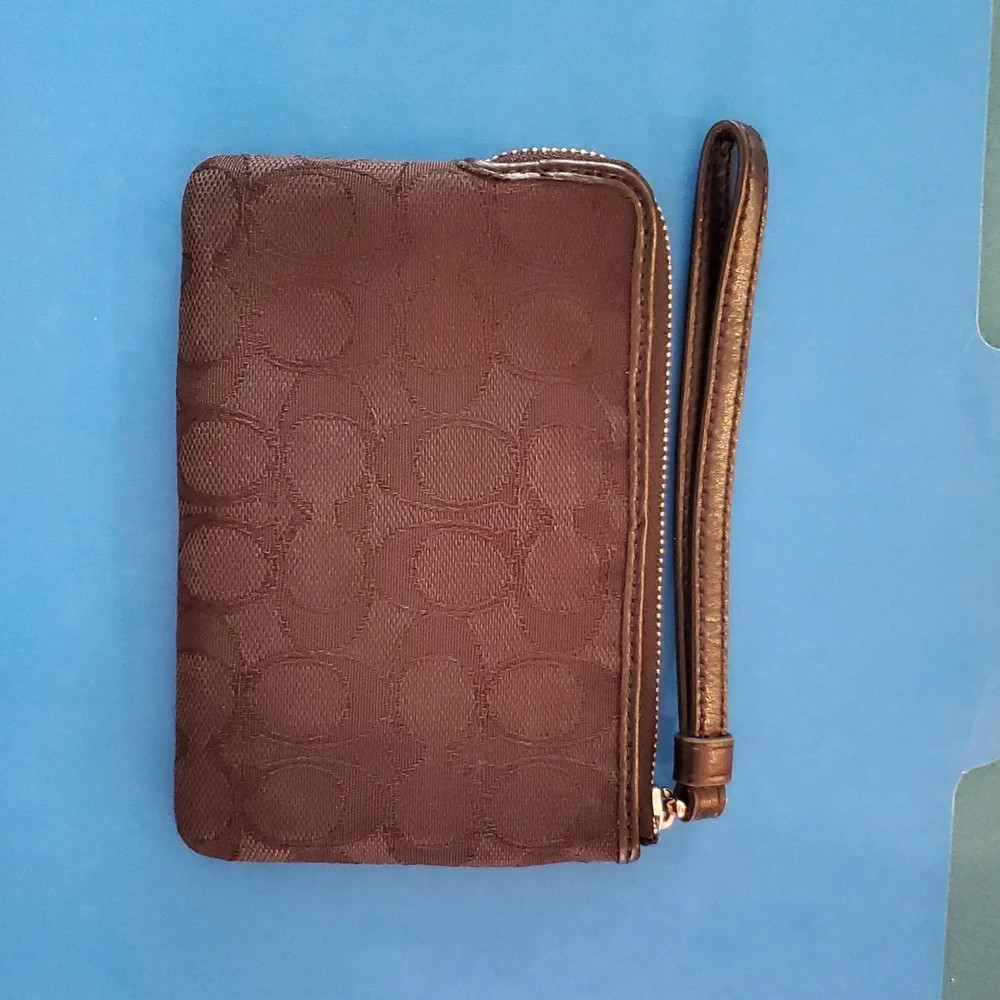 Coach Black Wristlet - Preloved - Picture 2 of 5